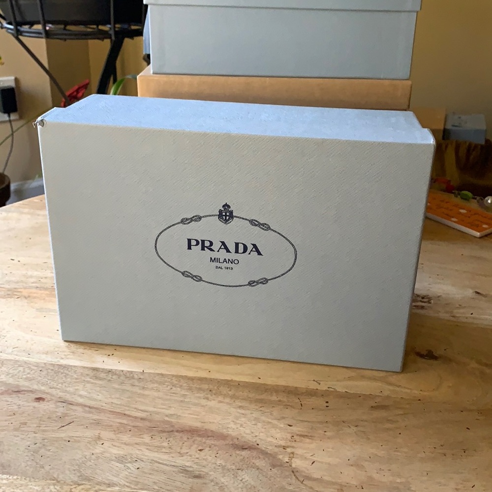 PRADA Shoebox w/Silkpaper -